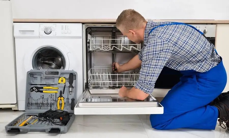 Evren Smeg servisi teknisyen ekibi beyaz eşya tamiri yaparken
